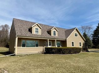 S16W32178 High Meadow Cir, Delafield, WI 53018