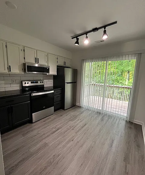 Oak Square Apartments — Photo 10