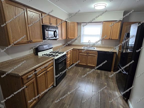 3rd image of 7427 Magoun Ave