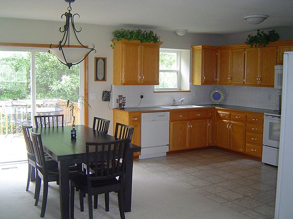 4th image of 1541 S 105th St