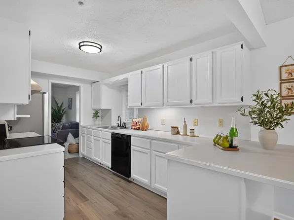 1232 Skillman Ave W, Roseville, MN 55113
