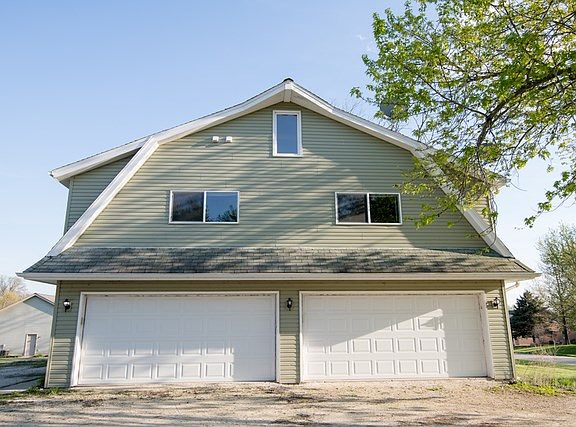 6 car garage with 3 bedroom 2 bath apartment above