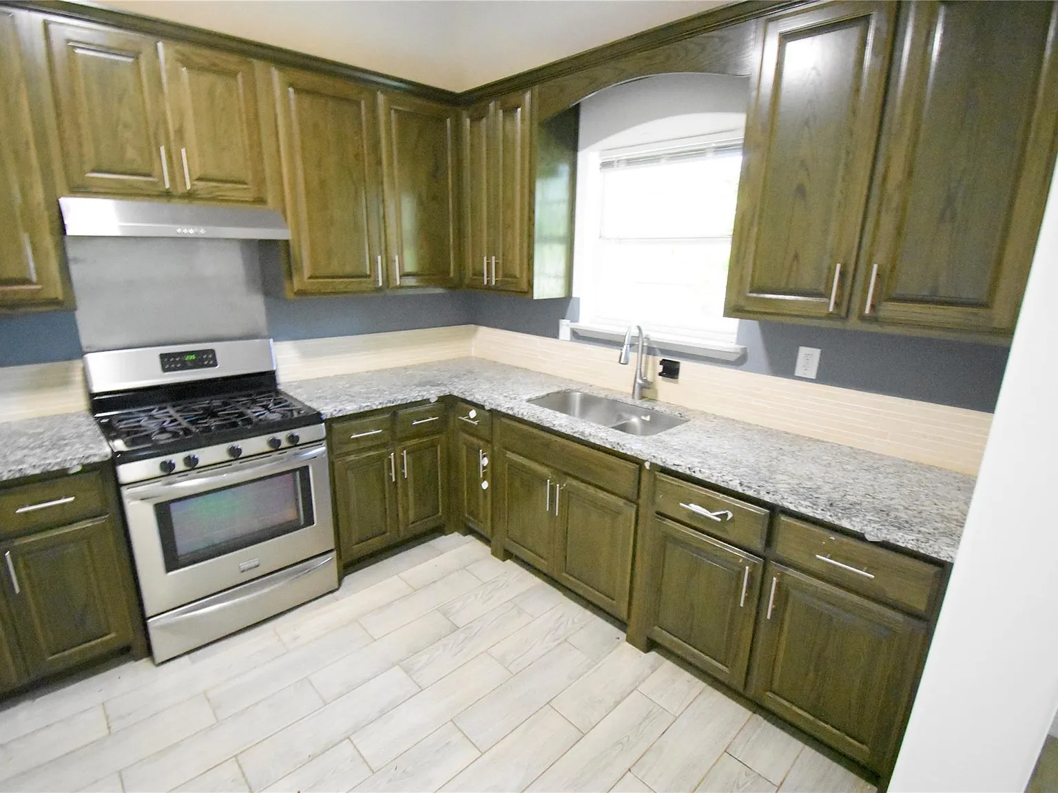 2 bed, 1.0 bath, 900 sqft, $1,600 — Photo 2