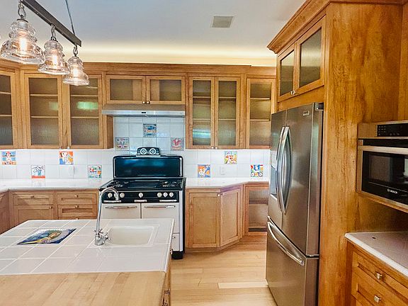 Second sink in the island for the true chef