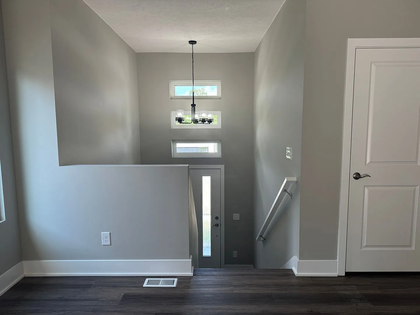 Luxury Bennington Townhome Ready For Move In — Photo 2