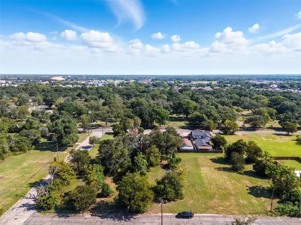 2706 S 8th St, Waco, TX 76706