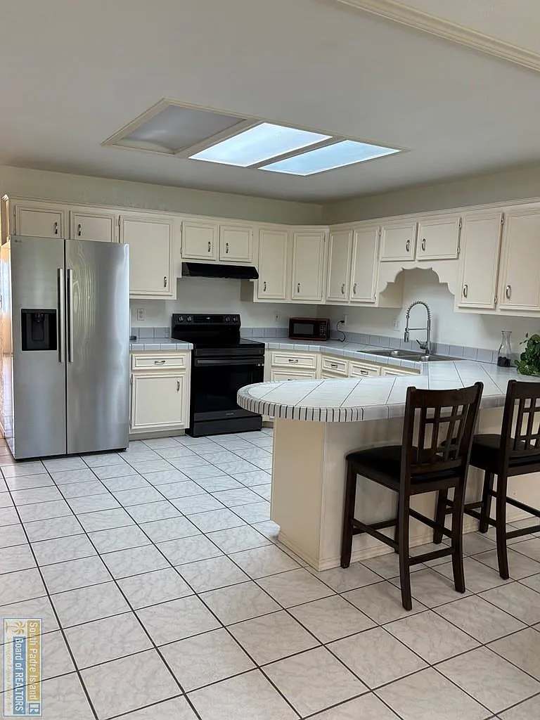 3 bed, 2.0 bath, 1413 sqft, $3,300 — Photo 3