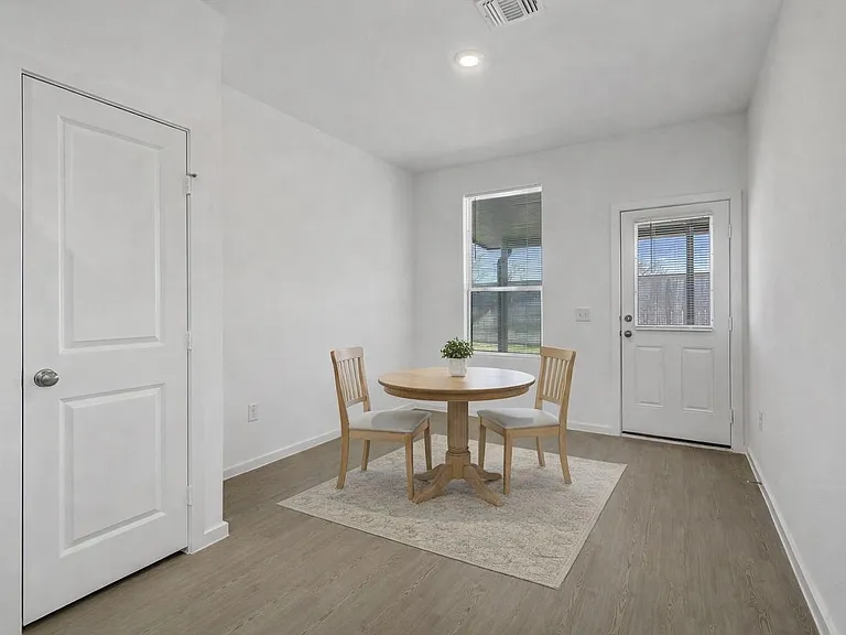 519 Louis Ln — Photo 9