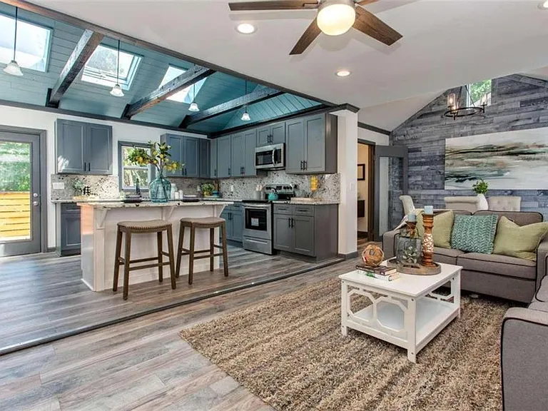 517 Hascall Rd NW — Photo 2