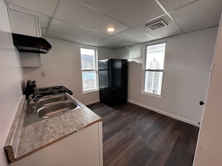 140 E Market St — Photo 8
