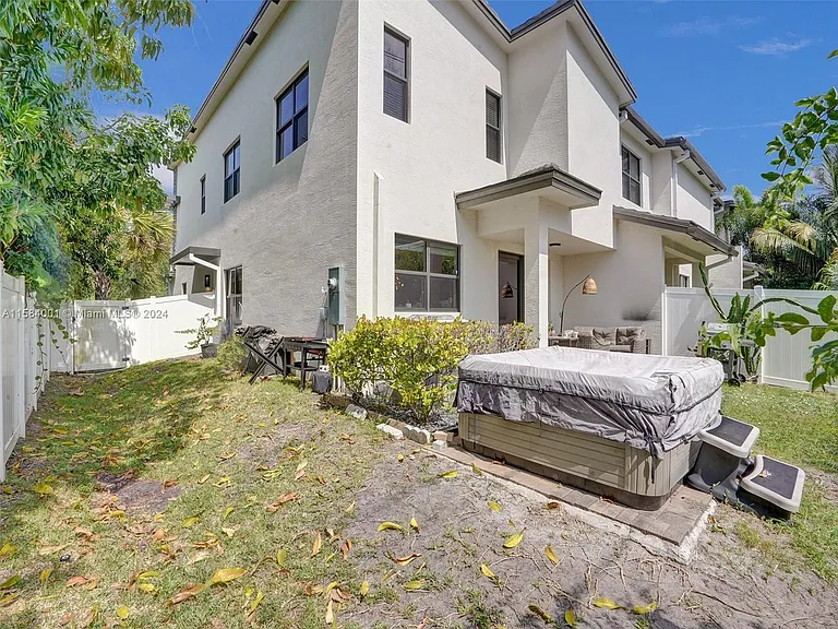 1236 SW 4th Ave — Photo 28