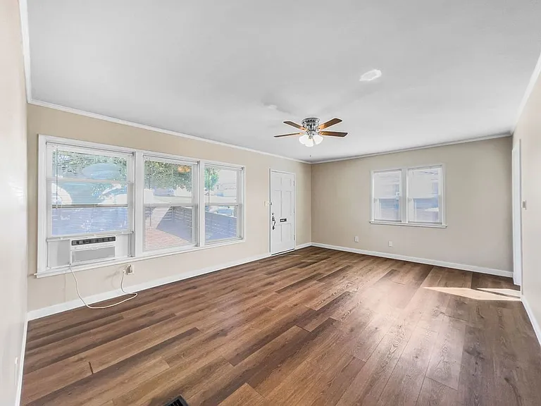 2332 Westwood St — Photo 3