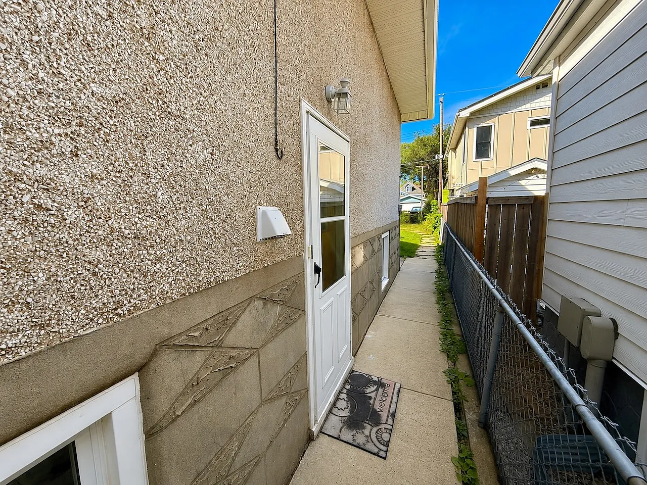 2 Bedroom Suite Strathcona Edmonton — Photo 3