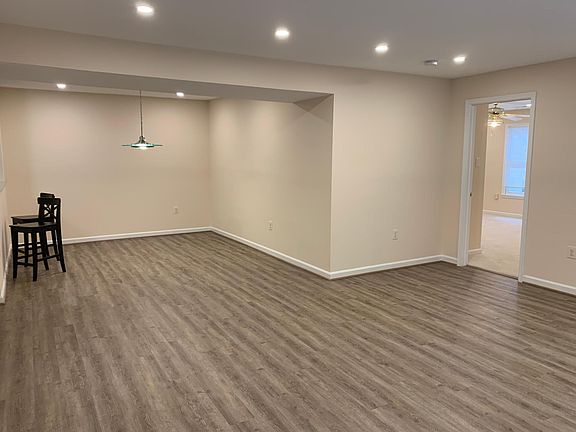 5th image of 15 Luxberry Ct #15