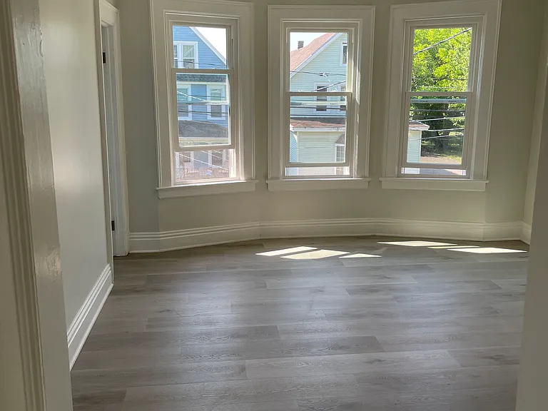 256 Grote St #LOWER — Photo 11