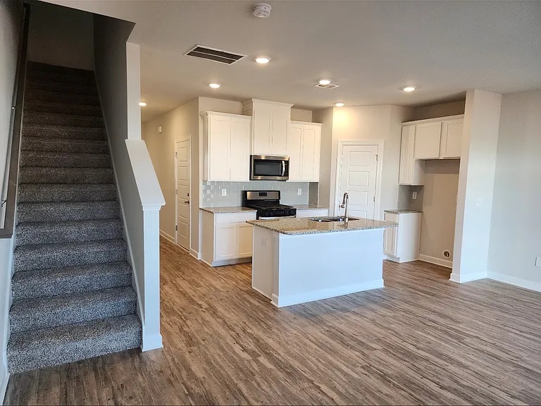 111 Telford Dr — Photo 4