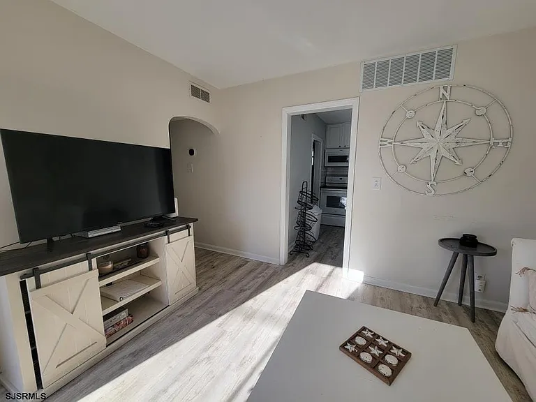 209 N Granville Ave — Photo 6
