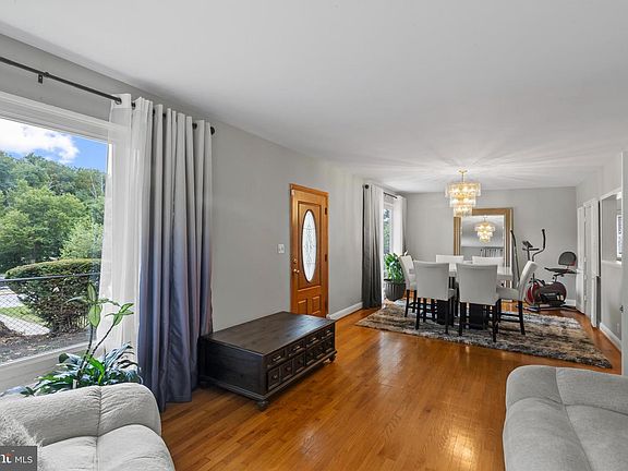 5th image of 2705 Glen Ave