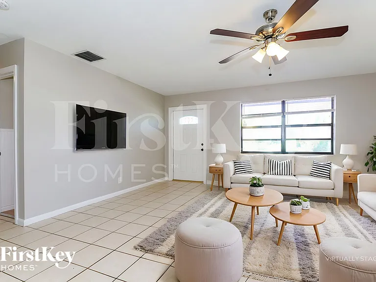 1389 Meadowbrook Dr — Photo 4