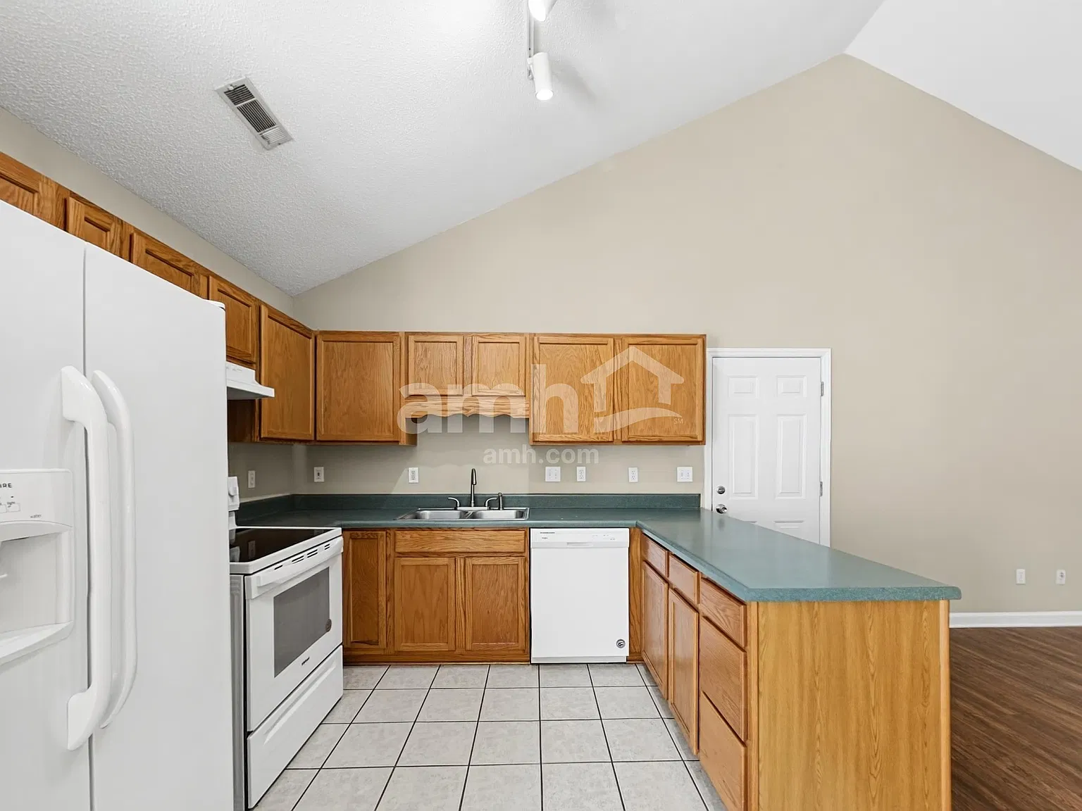 3 bed, 2.0 bath, 1374 sqft, $1,855 — Photo 3