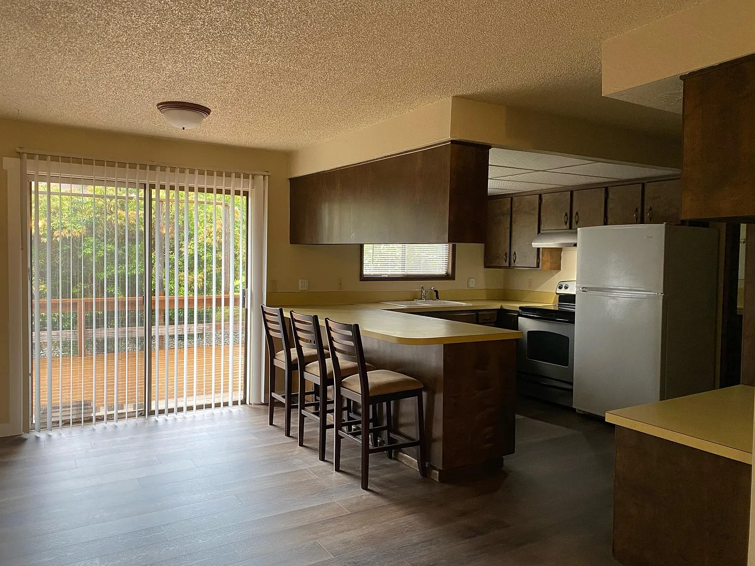 2 bed, 1.5 bath, 1296 sqft, $1,595 — Photo 2