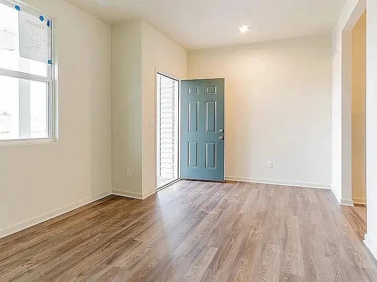 4003 White Pine Ln — Photo 2