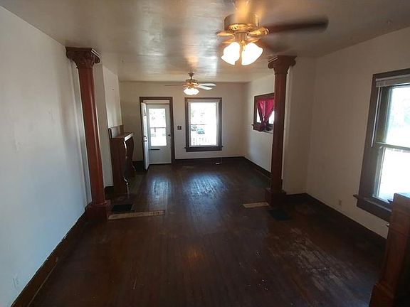 3rd image of 900-902 Bowen Ave