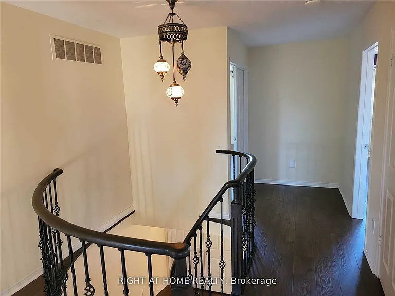1080 Glenashton Dr #UPPER — Photo 21