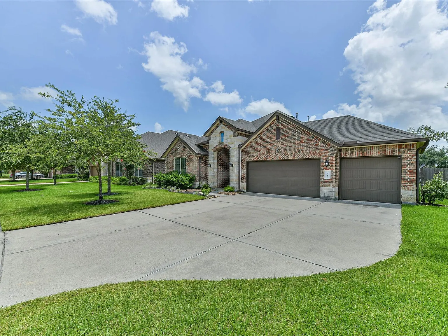 4 bed, 2.5 bath, 2587 sqft, $3,300 — Photo 3