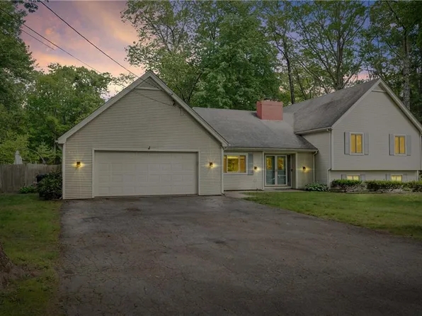 8 Westgate Rd, Cumberland, RI 02864