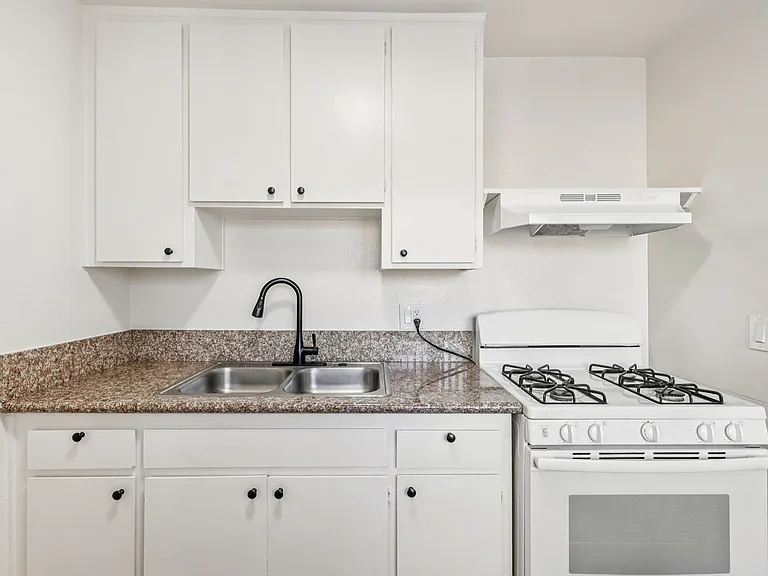 Bella Vista Apartments — Photo 13