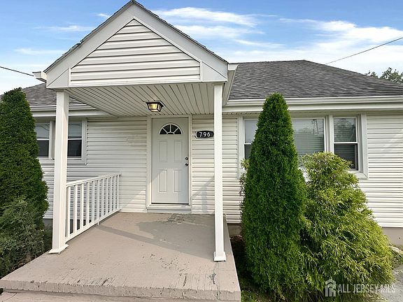 5th image of 796 Hamilton St