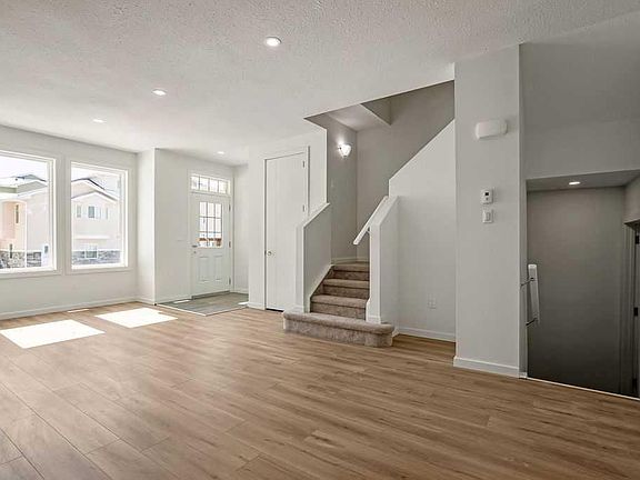 4th image of 409 S Strathcona Cir