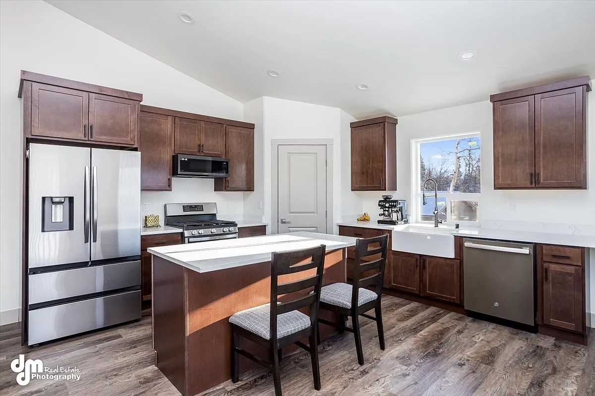 3 bed, 1350 sqft, $2,250 — Photo 4