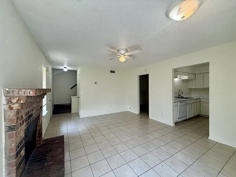 2057 W Walnut St #A — Photo 9