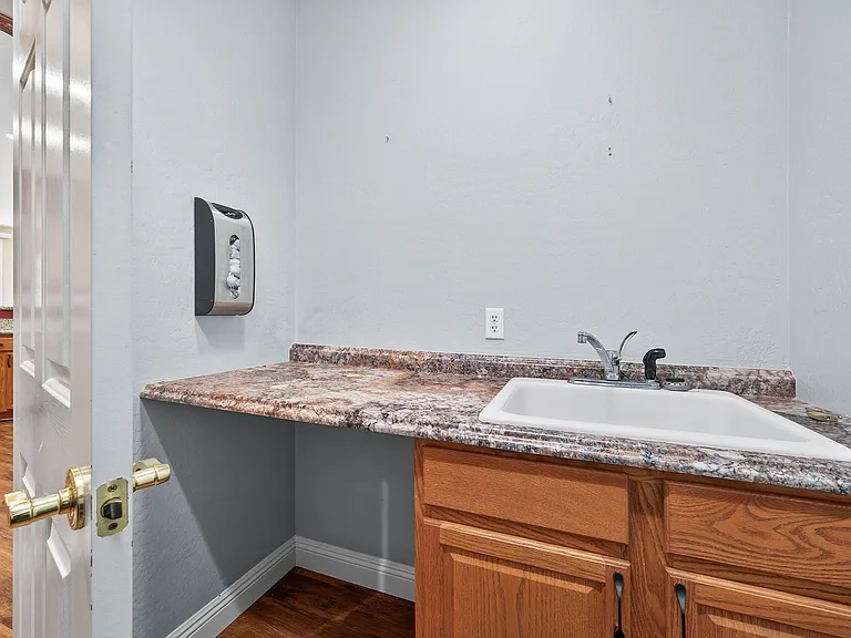 2433 W Ellis St — Photo 28