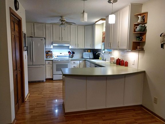 4th image of 3513 Lake Louise Dr