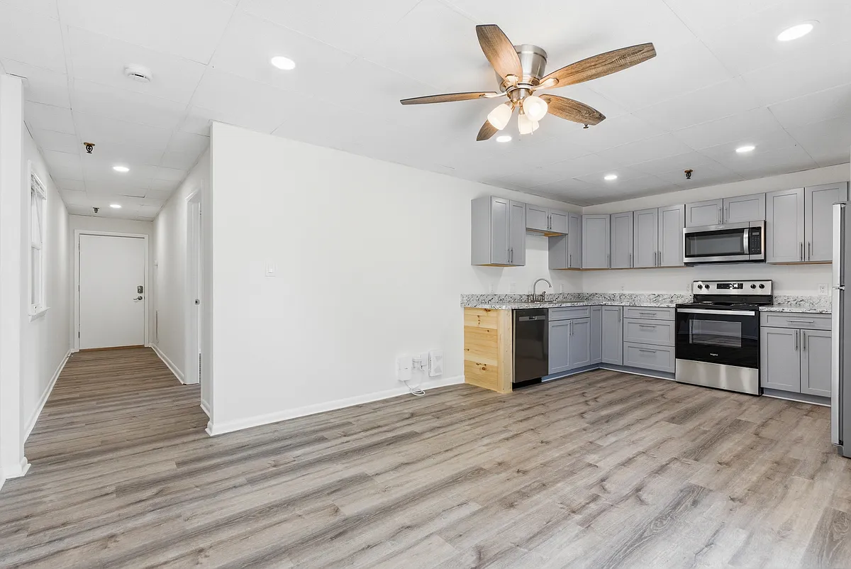 Building Photo - 1725 Henry Ave #106