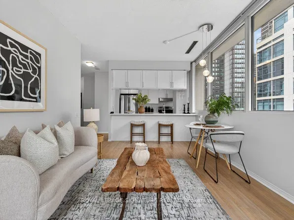 555 Yonge St #707, Toronto, ON M4Y 3A6