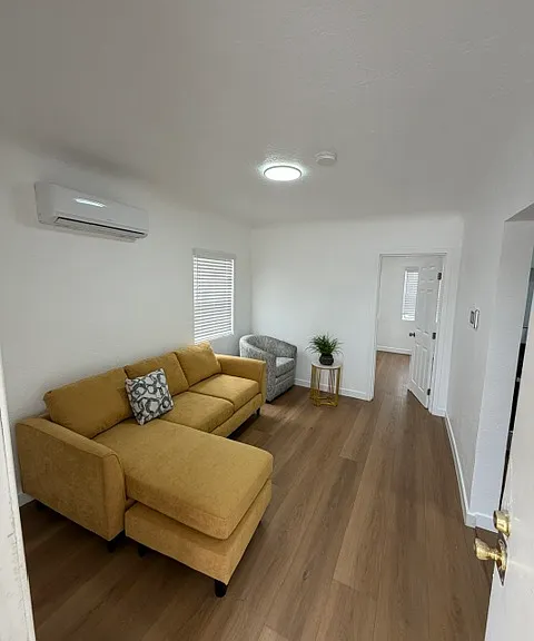 818 1/2 E 87th Pl — Photo 1