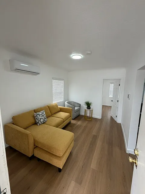 818 1/2 E 87th Pl