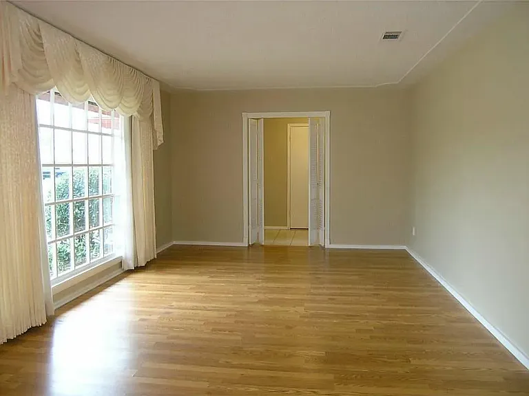 5008 Fall River Dr — Photo 11