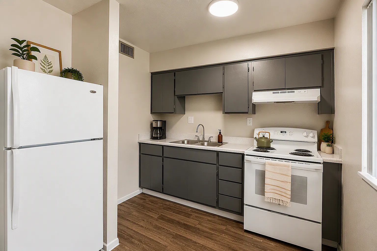 Deer Valley Village Apartments — Photo 3