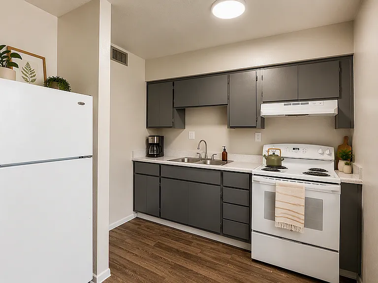 Deer Valley Village Apartments — Photo 3