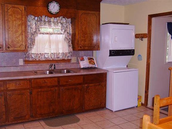 3rd image of 317 Spruce Ct