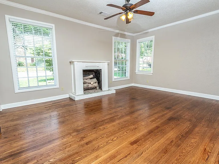 956 Biggs St — Photo 2