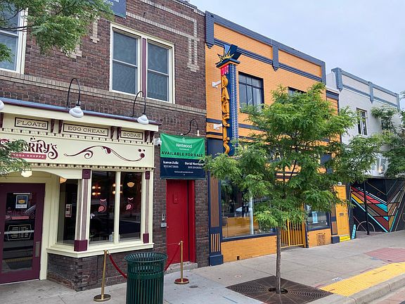 one block from restaurants, bars, nightclubs, music, venues, bank and boutiques