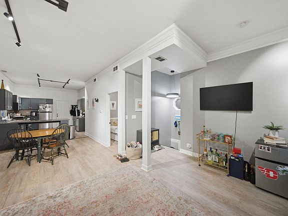 4th image of 2728 N Wilton Ave APT 2