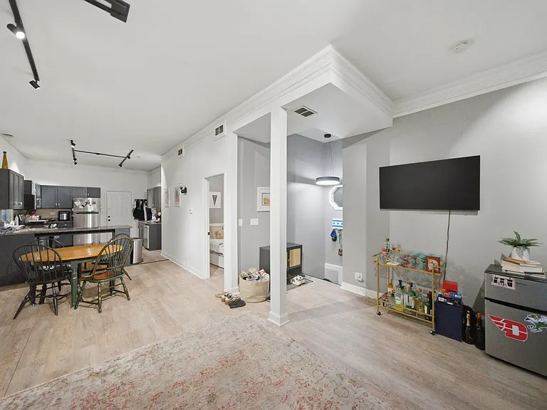 2728 N Wilton Ave — Photo 4