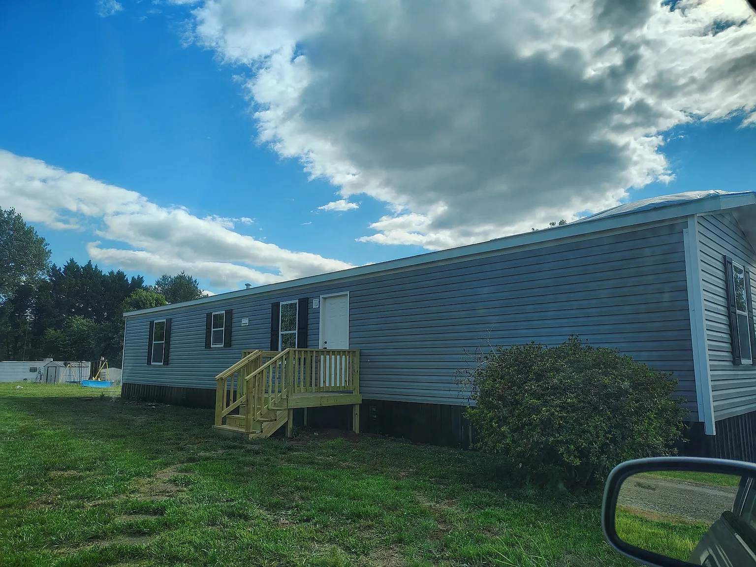 3 bed, 902 sqft, $1,200 — Photo 1